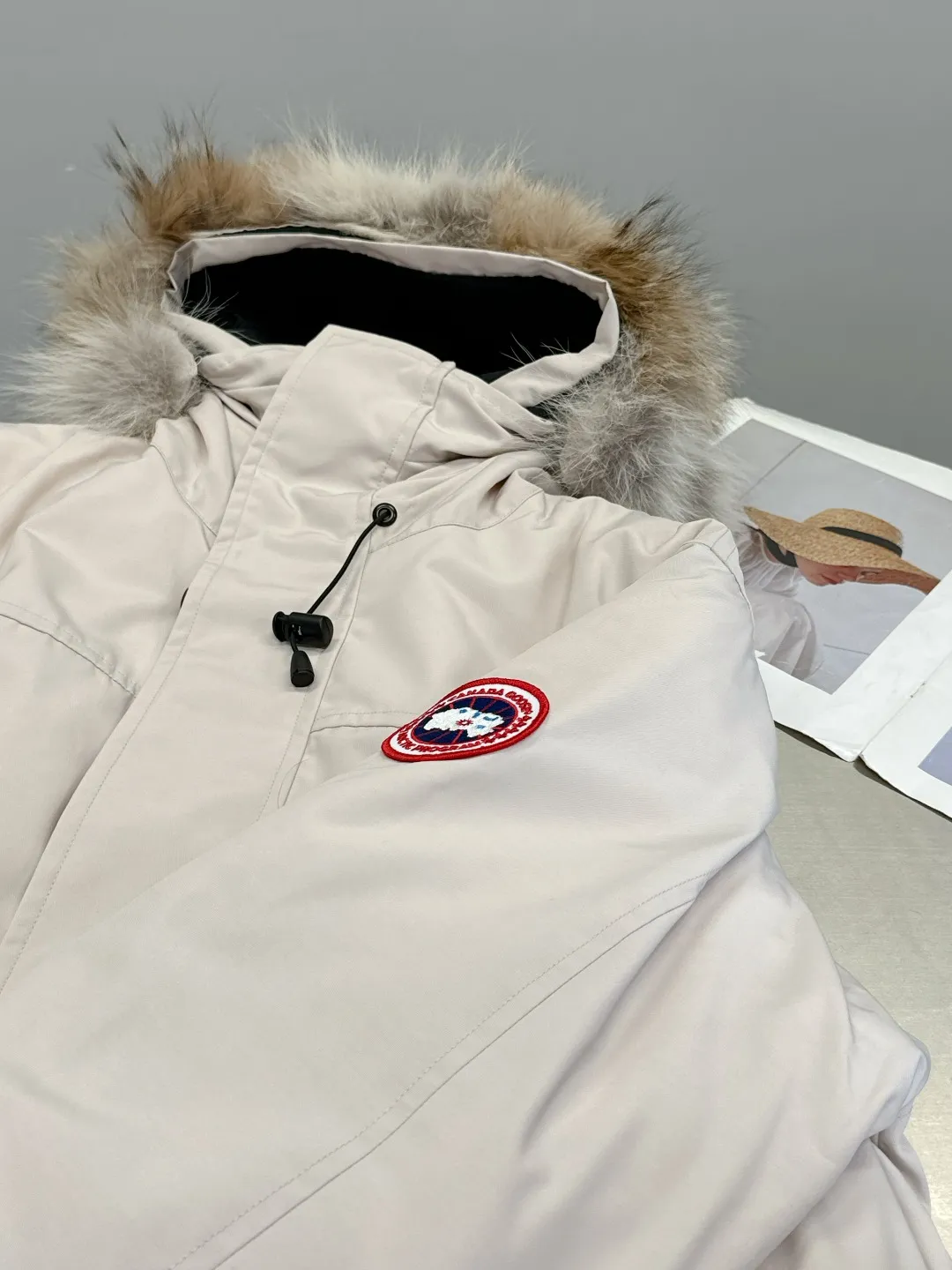 P840 Canada Goose 13 down jackets, timeless classics, same style for men and women, mid-length windbreaker jacket. Canada Goose technology waterproof fabric is wind and cold resistant and extremely warm! Plush heat storage keeps you warm and warms you up quickly! Extra large fur collar design, fine fur, smooth to the touch, comfortable and skin-friendly! Double windproof cuffs to prevent cold wind from entering! The pockets have a flap zipper design and the upper pocket is a diagonal pocket, which is convenient and practical! Canada Goose’s popularity in the past two years has greatly surpassed that of the king of down jackets, the Meng Mouth, and it is the hottest item in autumn and winter on INS! Same style for men and women, Canada Goose’s classic style! Color: Black, Off-white, Gray, Navy Size: XS S M L XL XXL
